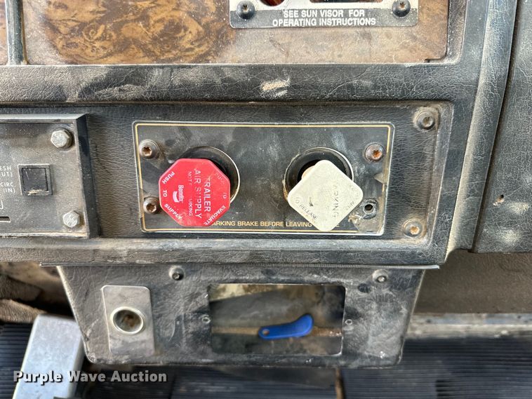 image for item DK6631 1996 Kenworth  T800 flatbed truck with mud mixing system