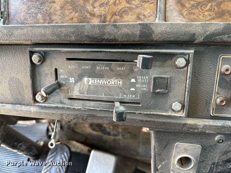 image for item DK6631 1996 Kenworth  T800 flatbed truck with mud mixing system