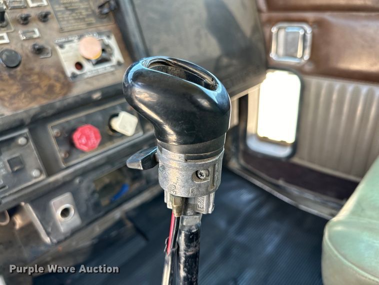 image for item DK6631 1996 Kenworth  T800 flatbed truck with mud mixing system