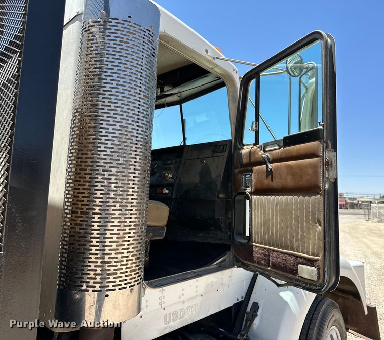 image for item DK6631 1996 Kenworth  T800 flatbed truck with mud mixing system