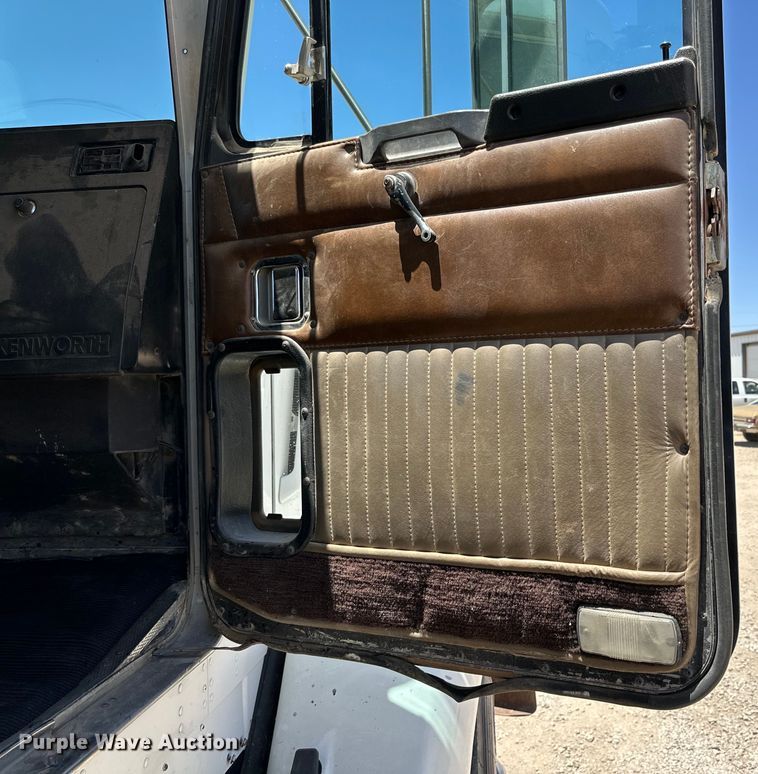 image for item DK6631 1996 Kenworth  T800 flatbed truck with mud mixing system