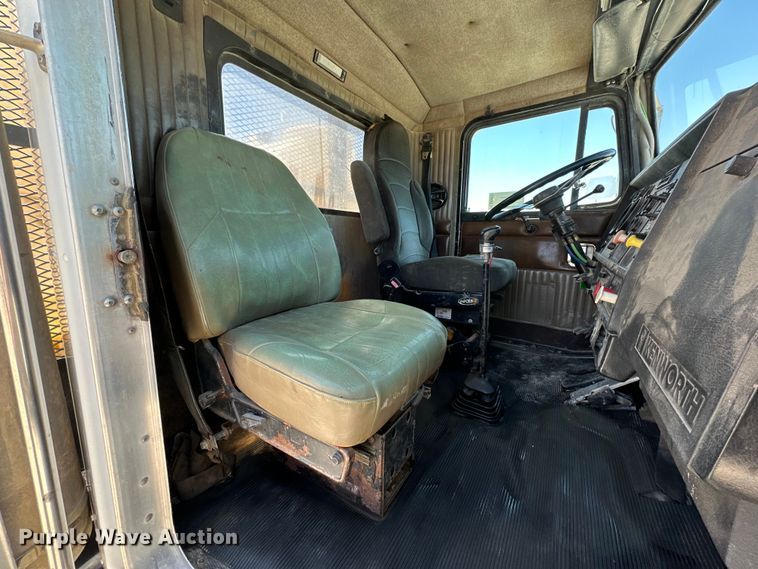 image for item DK6631 1996 Kenworth  T800 flatbed truck with mud mixing system