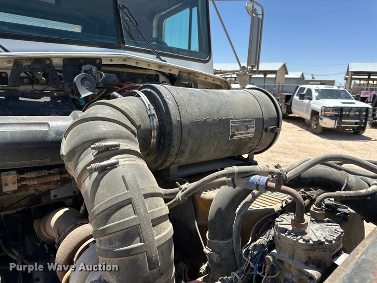 image for item DK6631 1996 Kenworth  T800 flatbed truck with mud mixing system