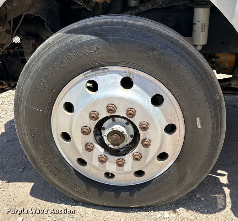 image for item DK6631 1996 Kenworth  T800 flatbed truck with mud mixing system