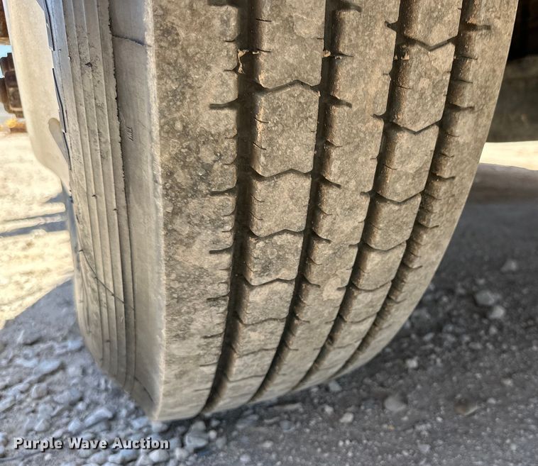 image for item DK6631 1996 Kenworth  T800 flatbed truck with mud mixing system