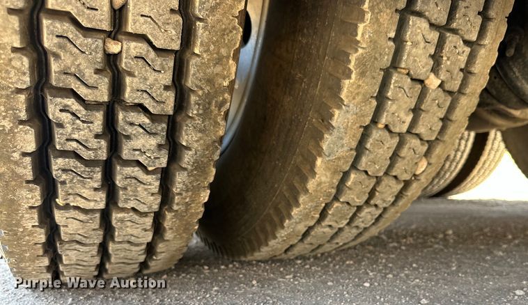 image for item DK6631 1996 Kenworth  T800 flatbed truck with mud mixing system