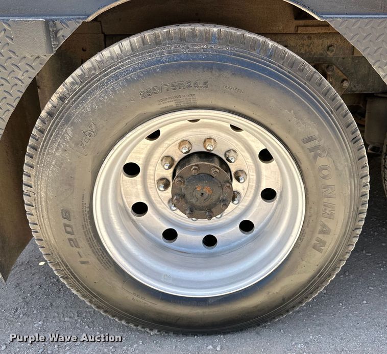 image for item DK6631 1996 Kenworth  T800 flatbed truck with mud mixing system