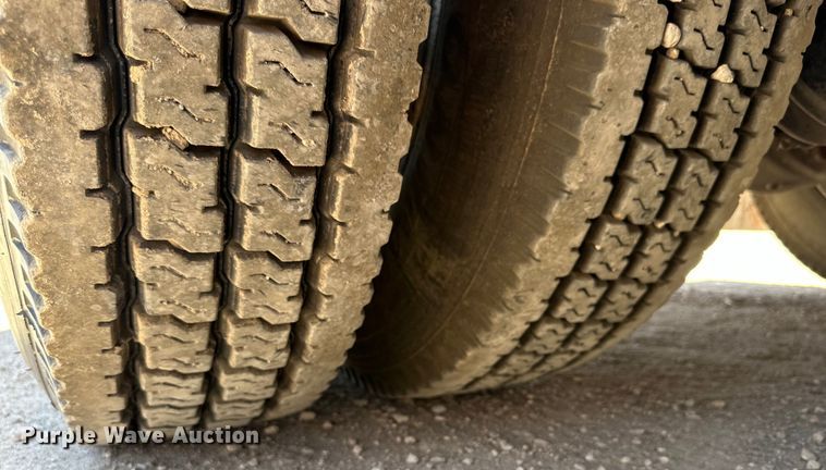 image for item DK6631 1996 Kenworth  T800 flatbed truck with mud mixing system