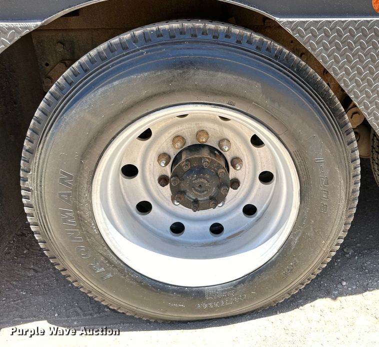 image for item DK6631 1996 Kenworth  T800 flatbed truck with mud mixing system