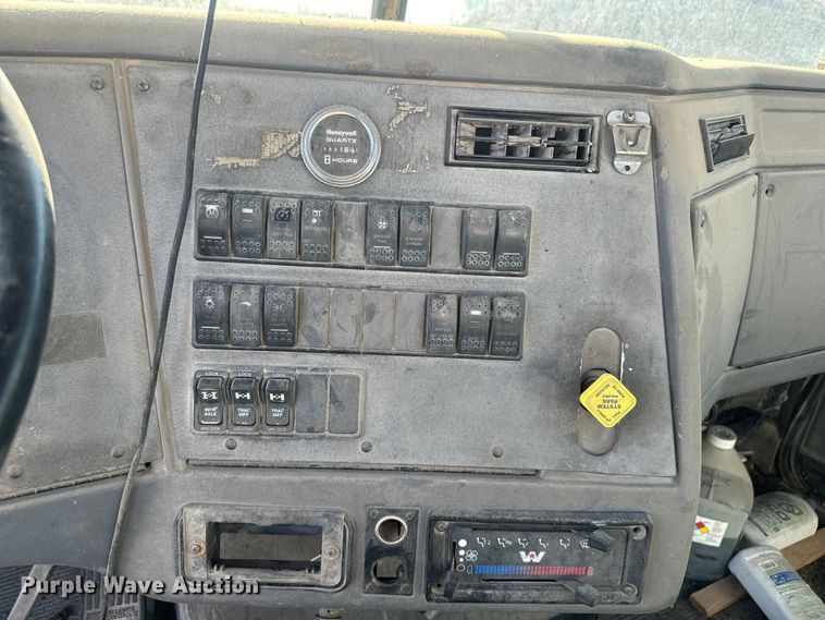 image for item DN3240 2000 Western Star 4800 ready mix truck