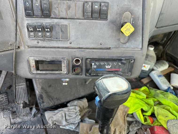 image for item DN3240 2000 Western Star 4800 ready mix truck