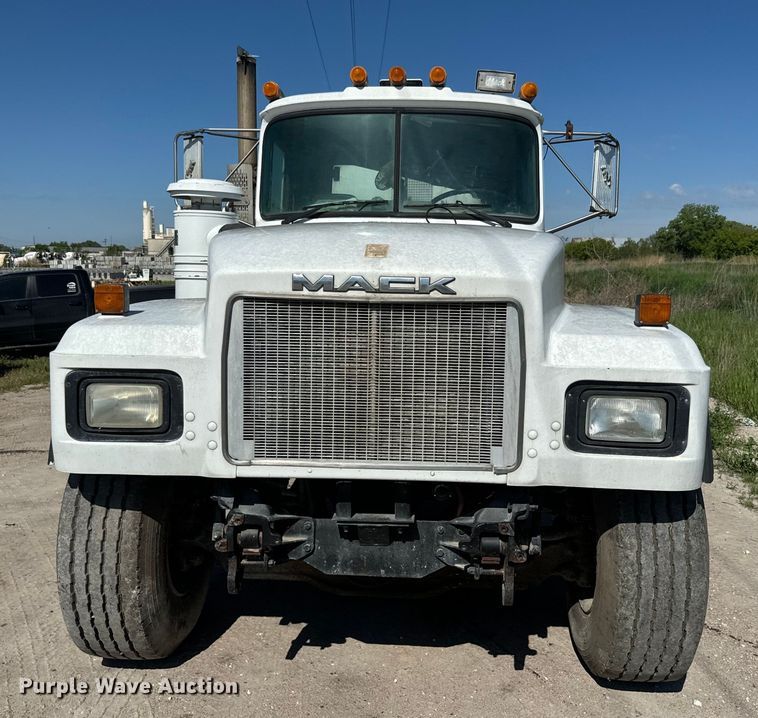 image for item DN3245 1995 Mack RD690S ready mix truck