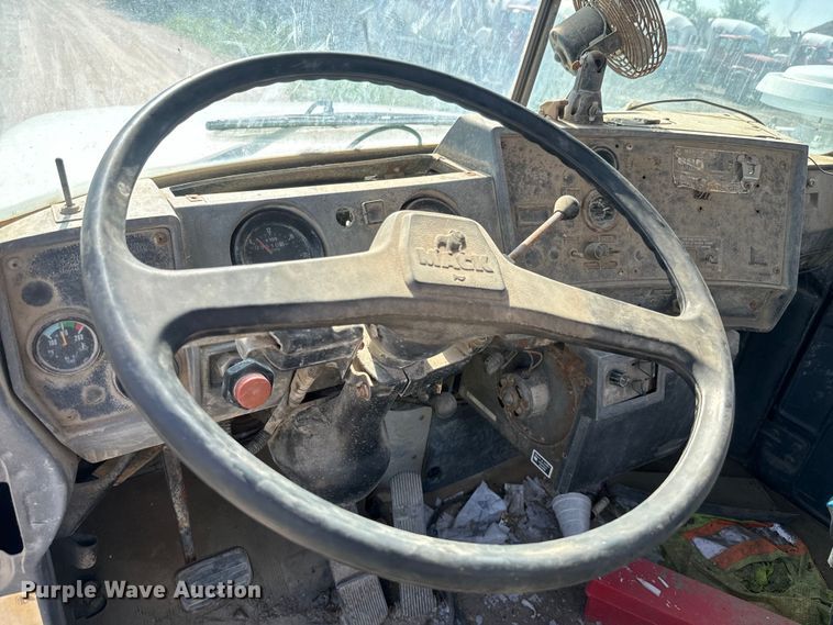 image for item DN3245 1995 Mack RD690S ready mix truck