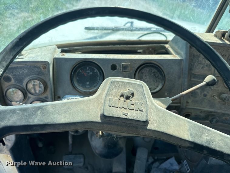 image for item DN3245 1995 Mack RD690S ready mix truck