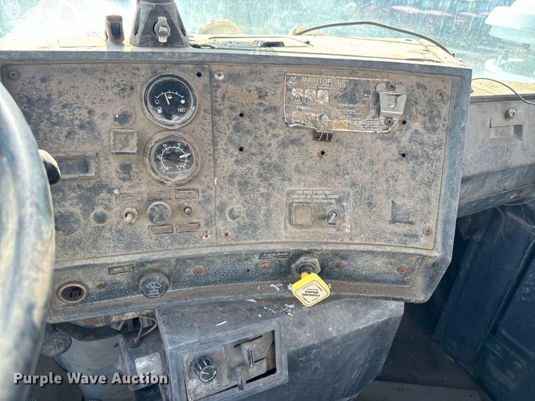 image for item DN3245 1995 Mack RD690S ready mix truck