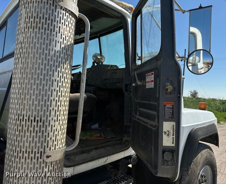 image for item DN3245 1995 Mack RD690S ready mix truck