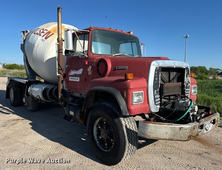 image for item DN3247 1989 Ford LT9000 ready mix truck