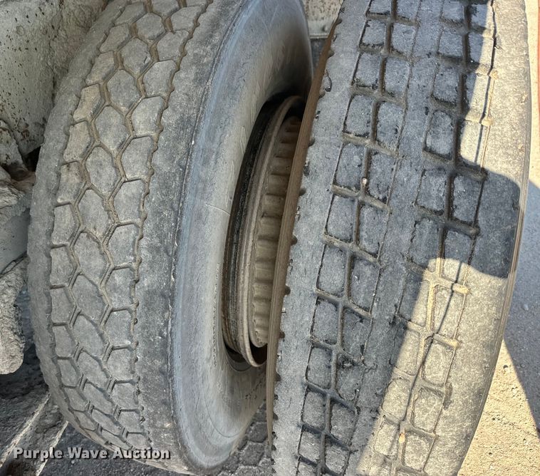 image for item DN3247 1989 Ford LT9000 ready mix truck