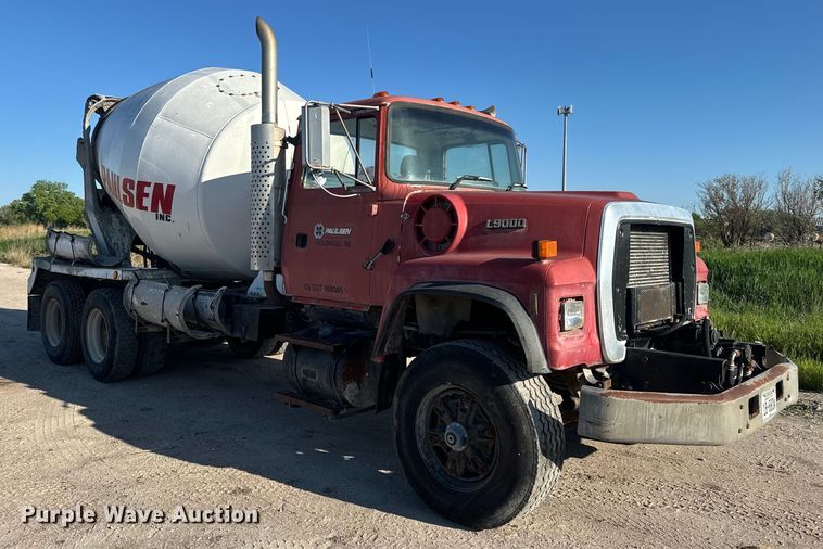 image for item DN3248 1995 Ford LT8000 ready mix truck