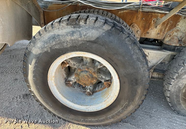 image for item DN3249 1989 Ford LT8000 ready mix truck