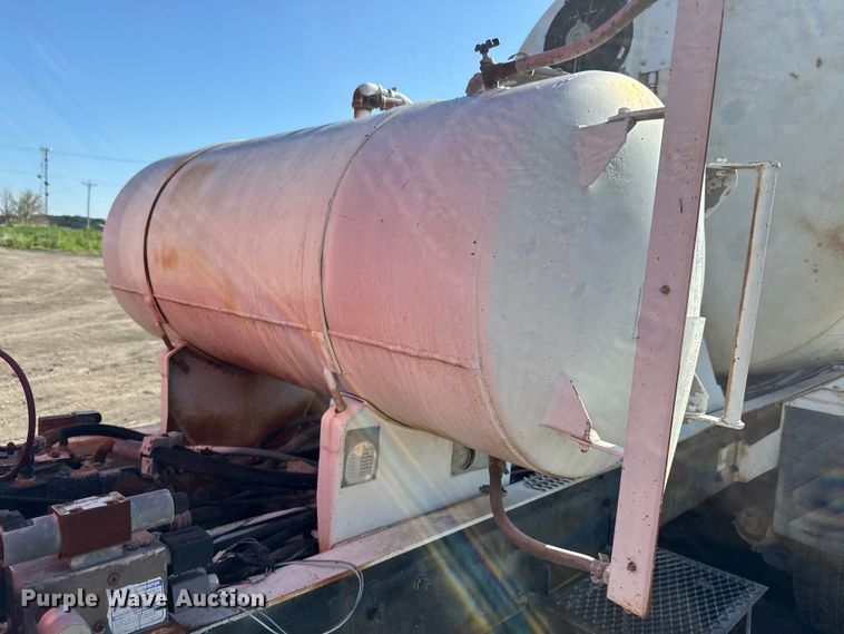 image for item DN3250 1995 Mack RD690S ready mix truck