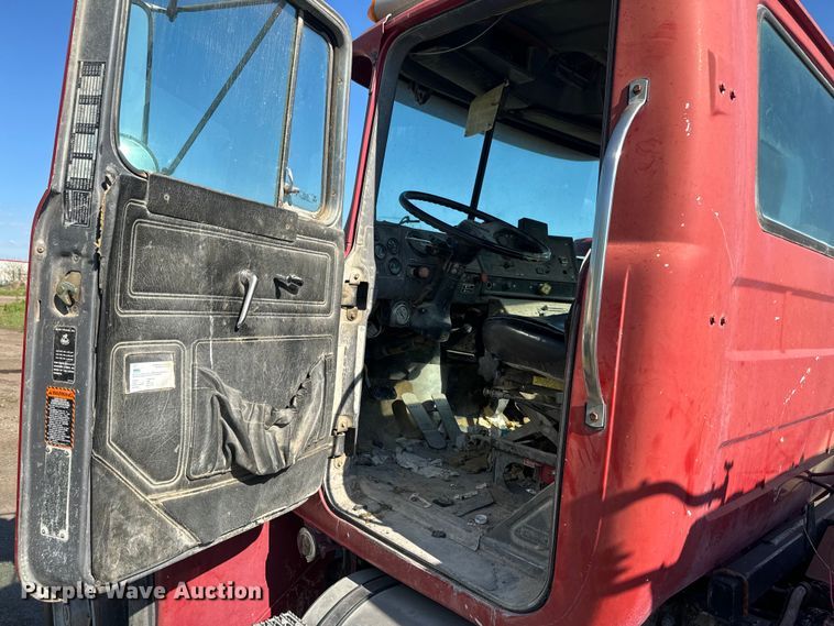 image for item DN3250 1995 Mack RD690S ready mix truck