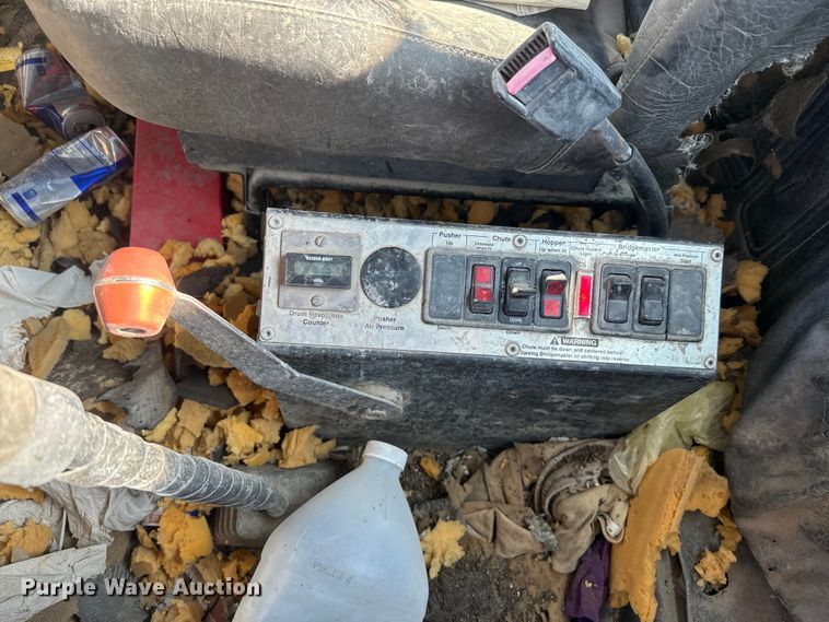 image for item DN3250 1995 Mack RD690S ready mix truck