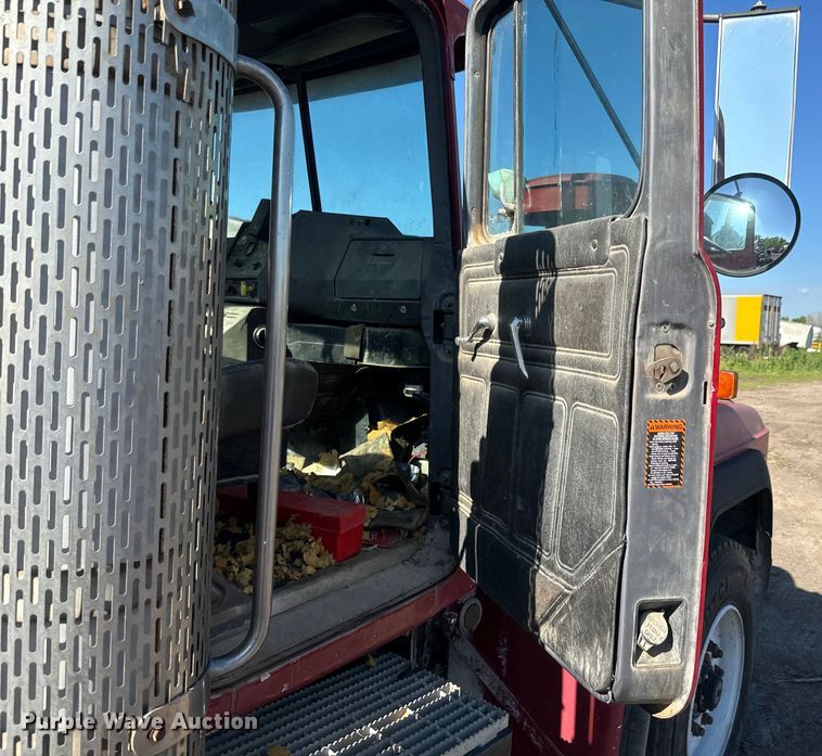 image for item DN3250 1995 Mack RD690S ready mix truck