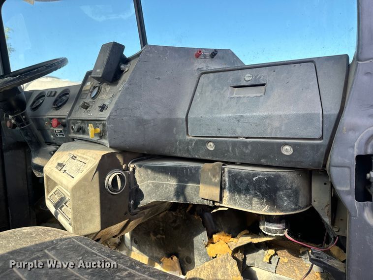 image for item DN3250 1995 Mack RD690S ready mix truck