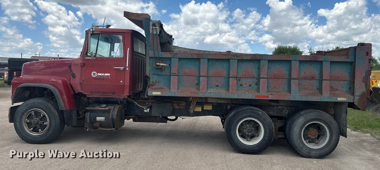 image for item DN3252 1989 Ford LT9000 dump truck