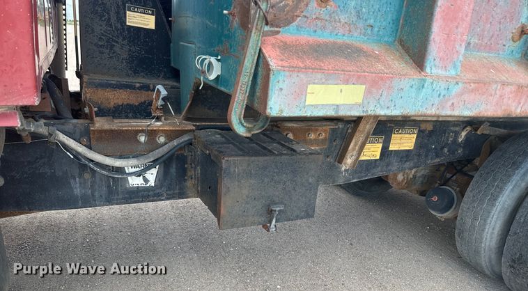 image for item DN3252 1989 Ford LT9000 dump truck