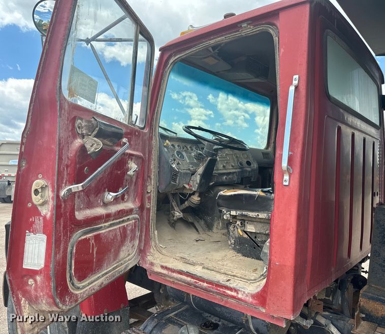 image for item DN3252 1989 Ford LT9000 dump truck