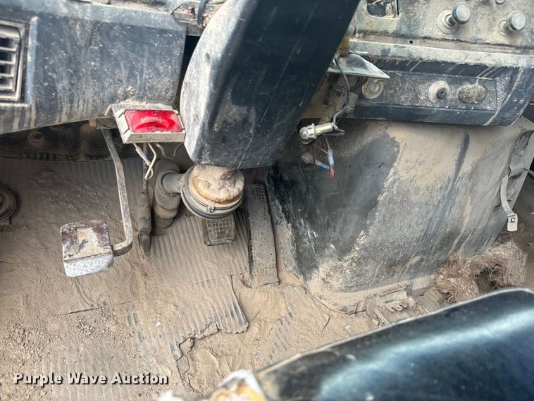 image for item DN3252 1989 Ford LT9000 dump truck