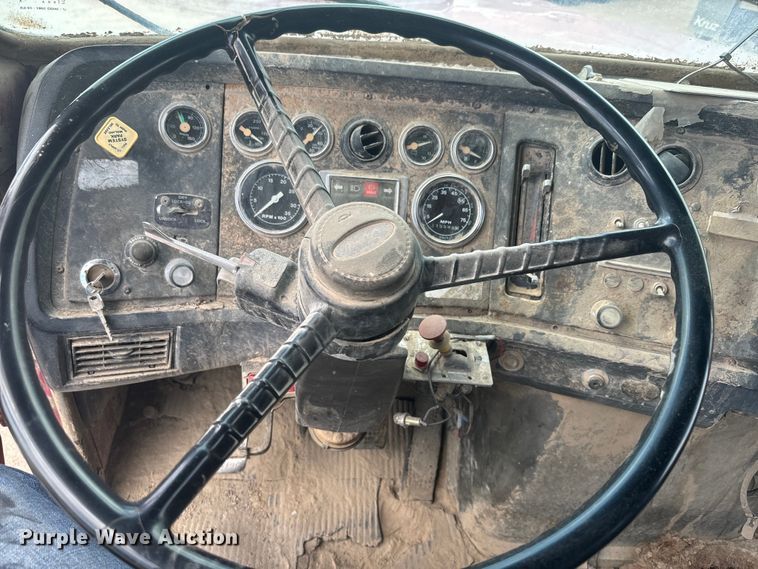 image for item DN3252 1989 Ford LT9000 dump truck