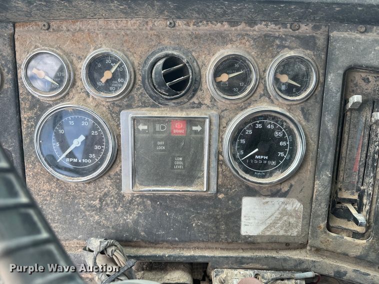 image for item DN3252 1989 Ford LT9000 dump truck