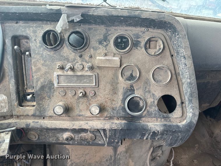 image for item DN3252 1989 Ford LT9000 dump truck