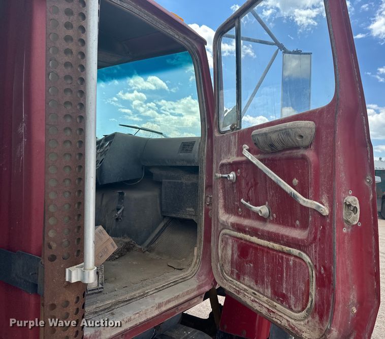 image for item DN3252 1989 Ford LT9000 dump truck