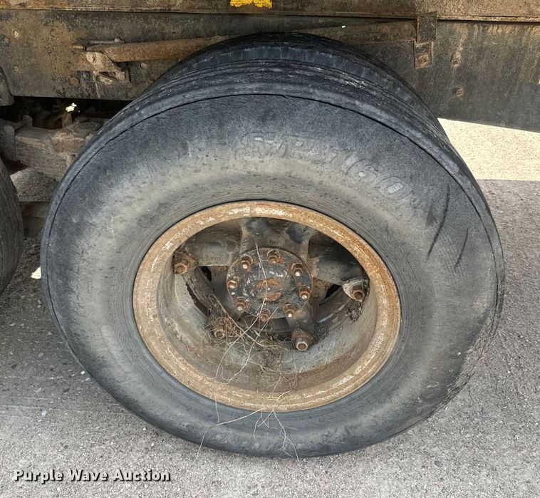 image for item DN3252 1989 Ford LT9000 dump truck