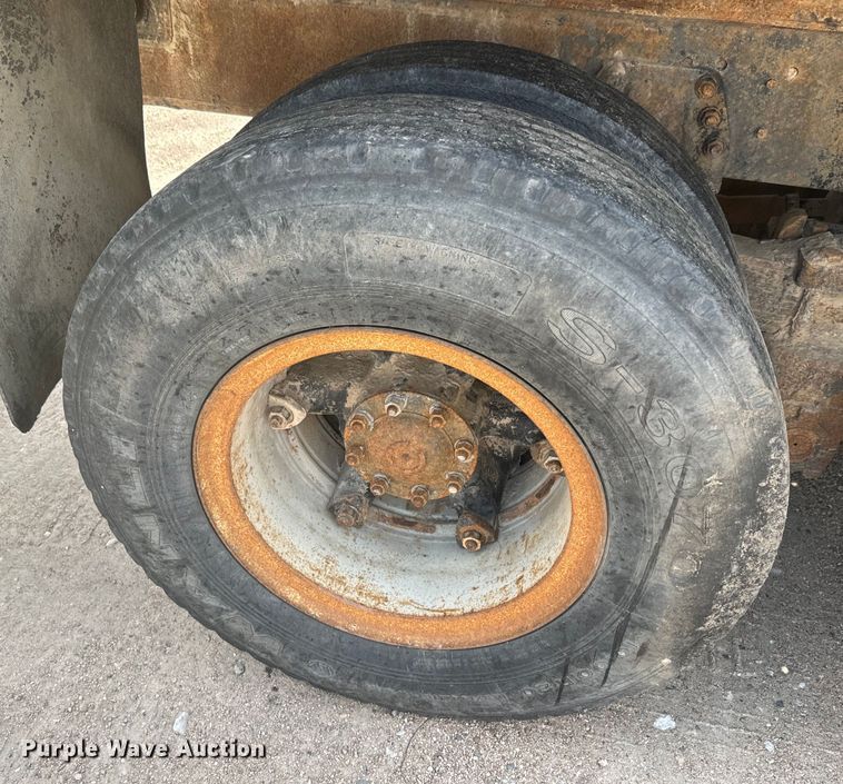 image for item DN3252 1989 Ford LT9000 dump truck