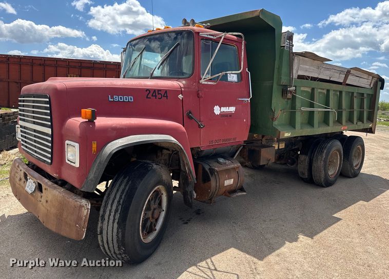 image for item DN3254 1989 Ford LT9000 dump truck