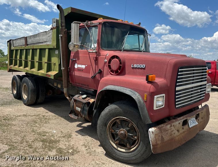 image for item DN3254 1989 Ford LT9000 dump truck