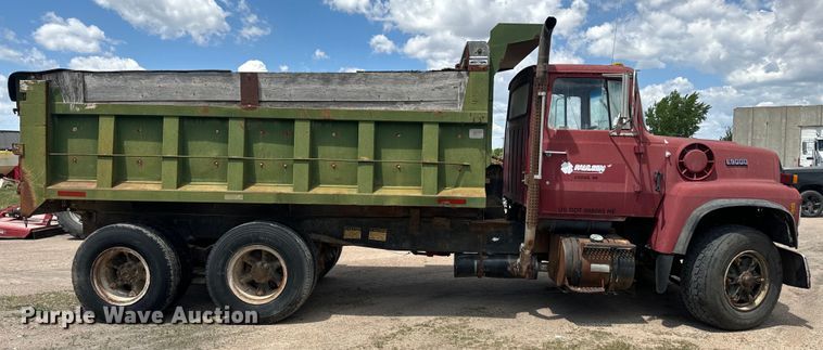 image for item DN3254 1989 Ford LT9000 dump truck