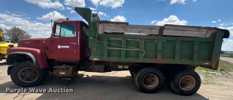 image for item DN3254 1989 Ford LT9000 dump truck