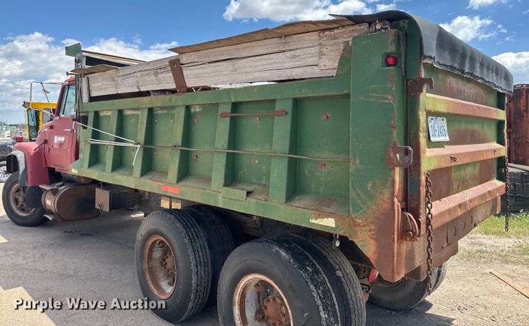 image for item DN3254 1989 Ford LT9000 dump truck