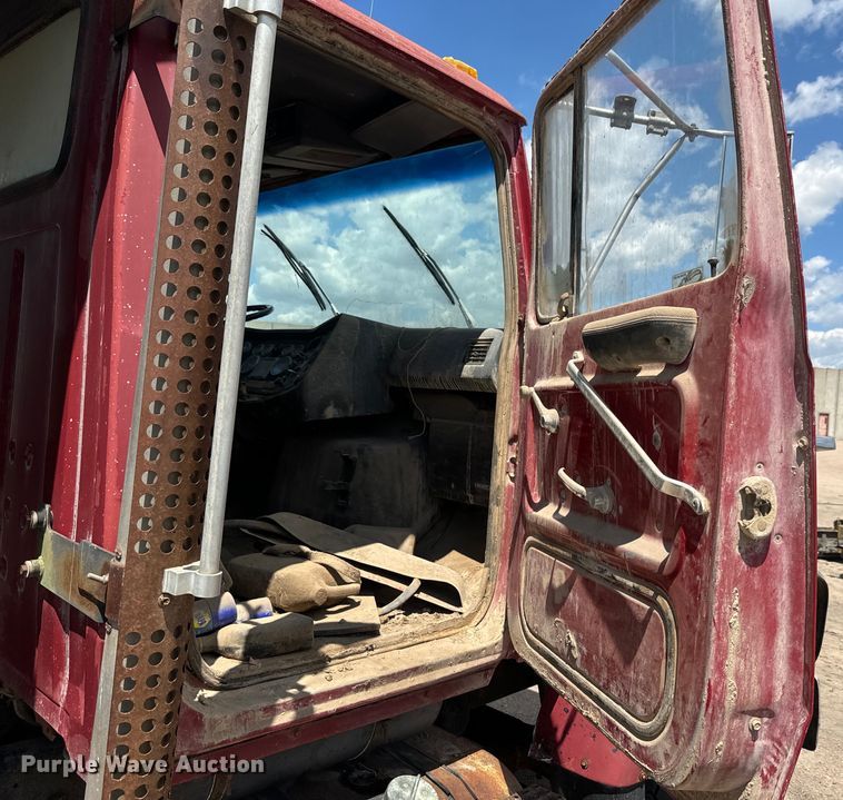 image for item DN3254 1989 Ford LT9000 dump truck