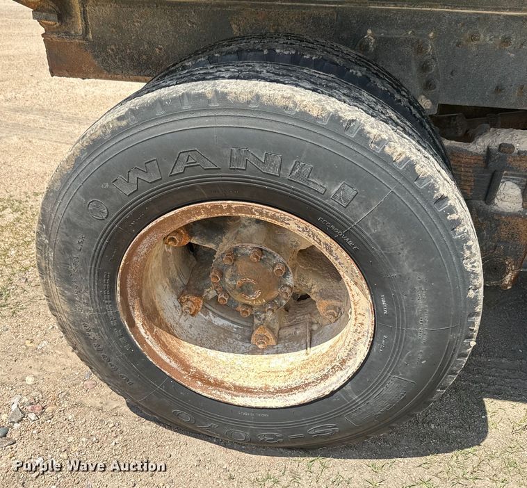 image for item DN3254 1989 Ford LT9000 dump truck