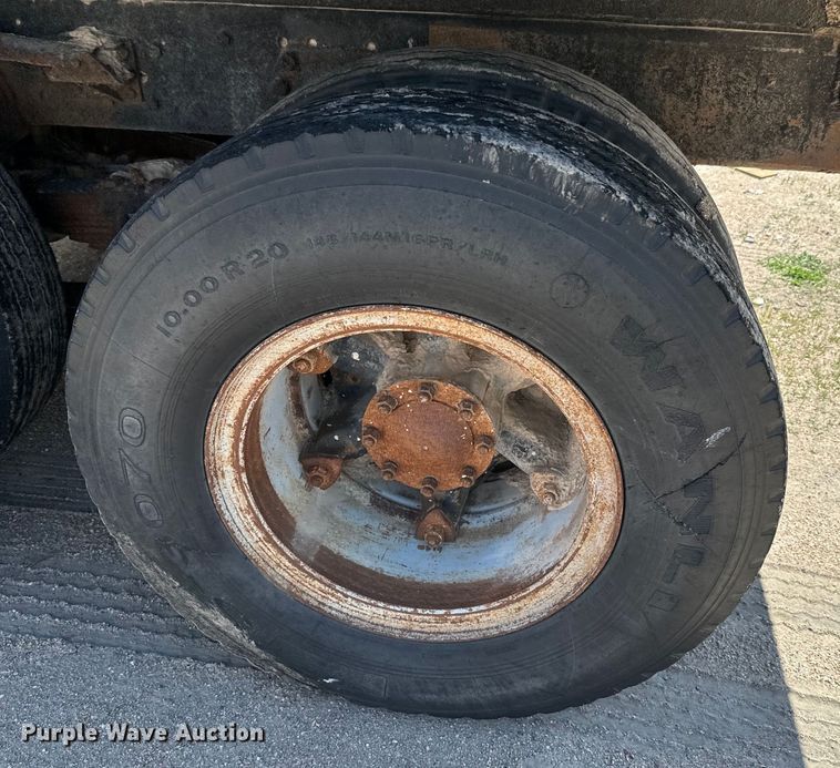 image for item DN3254 1989 Ford LT9000 dump truck