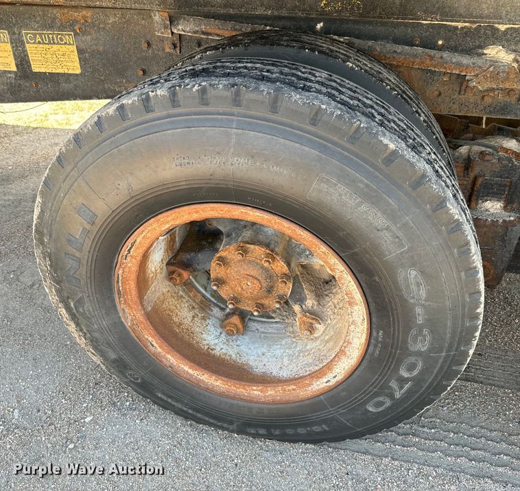 image for item DN3254 1989 Ford LT9000 dump truck