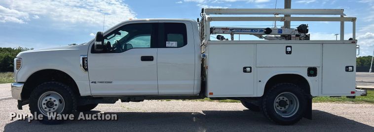 image for item DO6505 2019 Ford F350 Super Duty XL SuperCab utility bed pickup truck