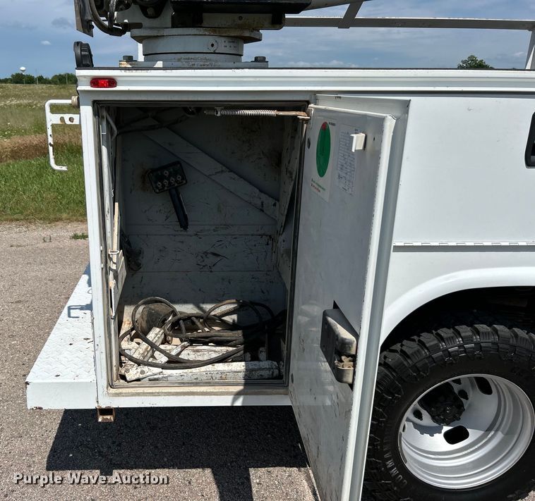 image for item DO6505 2019 Ford F350 Super Duty XL SuperCab utility bed pickup truck